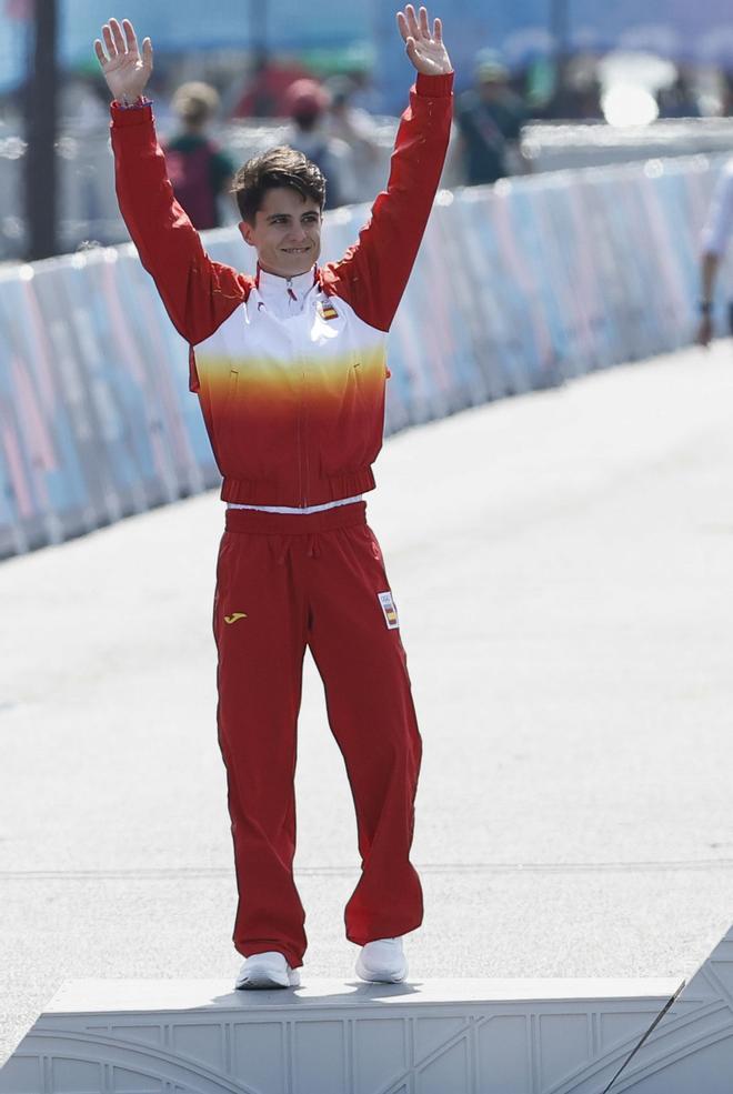 La española María Pérez celebra la plata en el podio de los 20km marcha femeninos de los Juegos Olímpicos de París 2024, este jueves, en la capital francesa. EFE/ Miguel Toña