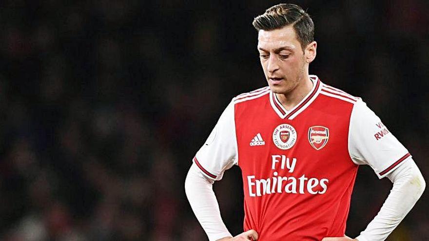 Özil la vuelve a liar con el Arsenal