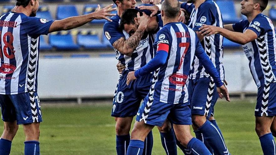 Los jugadores del Alcoyano  celebran el gol de Ñíguez. |     JUANI RUZ