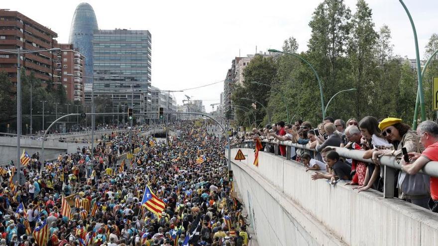 Manifestació massiva al centre de Barcelona per rebutjar la sentència del Suprem durant la vaga general