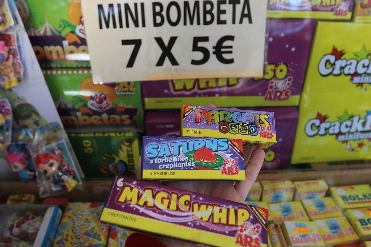 MLG.30/DICIEMBRE/2017.- PIROTECNIA , PETARDOS EN EL PASEO DEL PARQUE .- ARCINIEGA