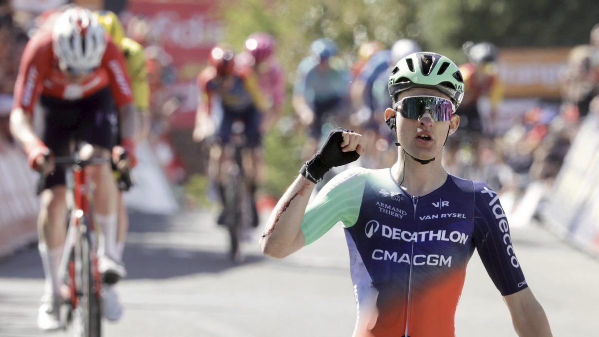 Paul Seixas celebra la victòria en la Fletxa Valona, el 22 d’abril. | OLIVIER MATTHYS / EFE / EPA
