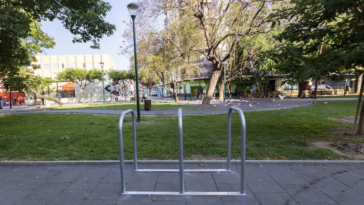 Nuevos aparcabicis en el parque del Jardinet