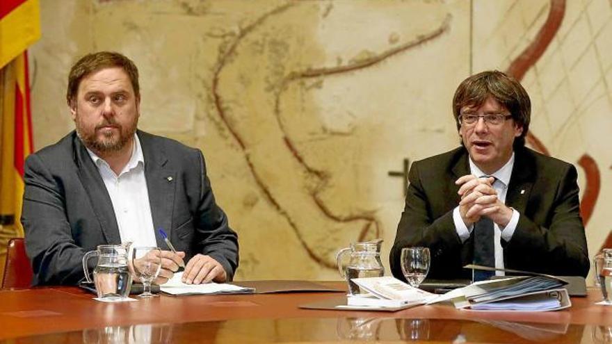 El vicepresident Oriol Junqueras i el President Carles Puigdemont, ahir, en la reunió de govern