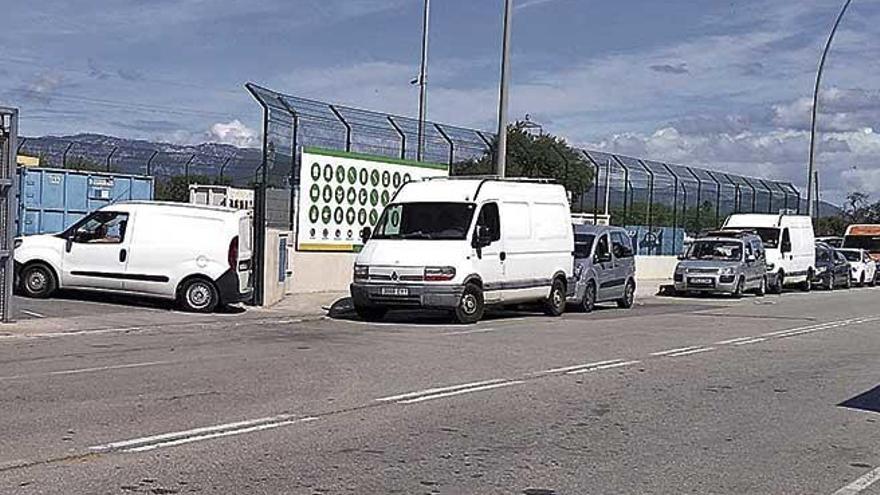 Cola de vehÃ­culos de empresas y particulares que esperan ayer al mediodÃ­a para entrar en las instalaciones de la calle Gremi Sucrers i Candelers.