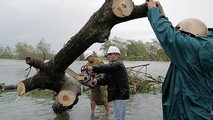 Al menos 10 muertos y decenas de desaparecidos por el tifón Molave en Vietnam