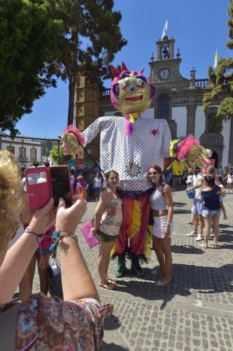 Subida de la bandera de las fiestas del Pino