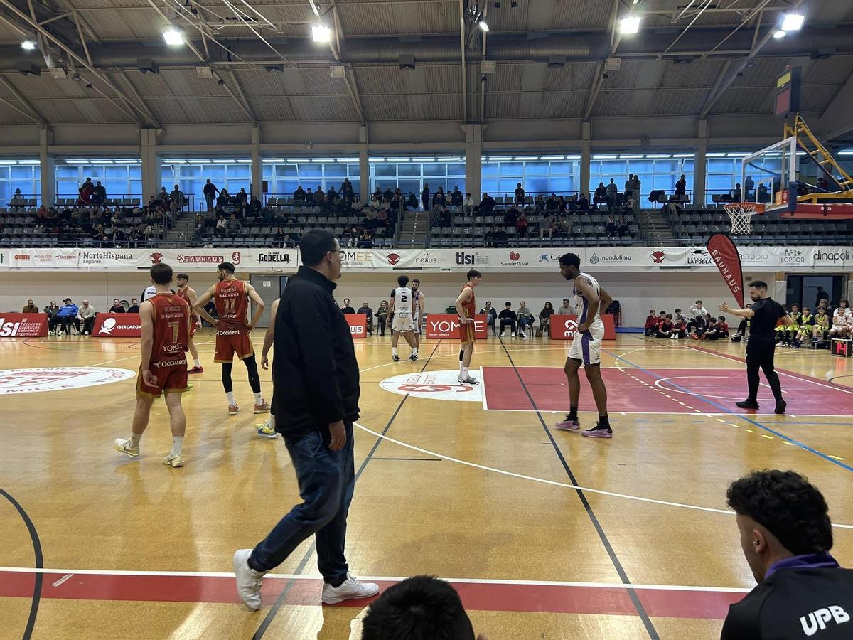 El entrenador asistente, en el partido de Tarragona, donde cumplió 150 partidos FEB