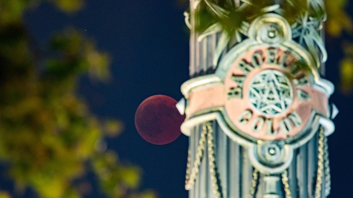 El eclipse, visto junto al monumento de Colom.