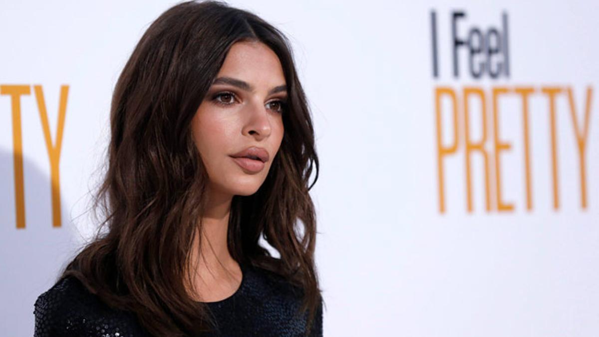 Emily Ratajkowski con vestido negro de Michael Kors en la presentación de 'I Feel Pretty'