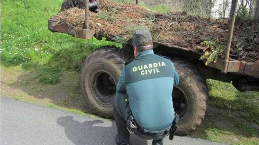 Tractor maderero en donde aparecieron las ruedas.  // OPC Guardia Civil