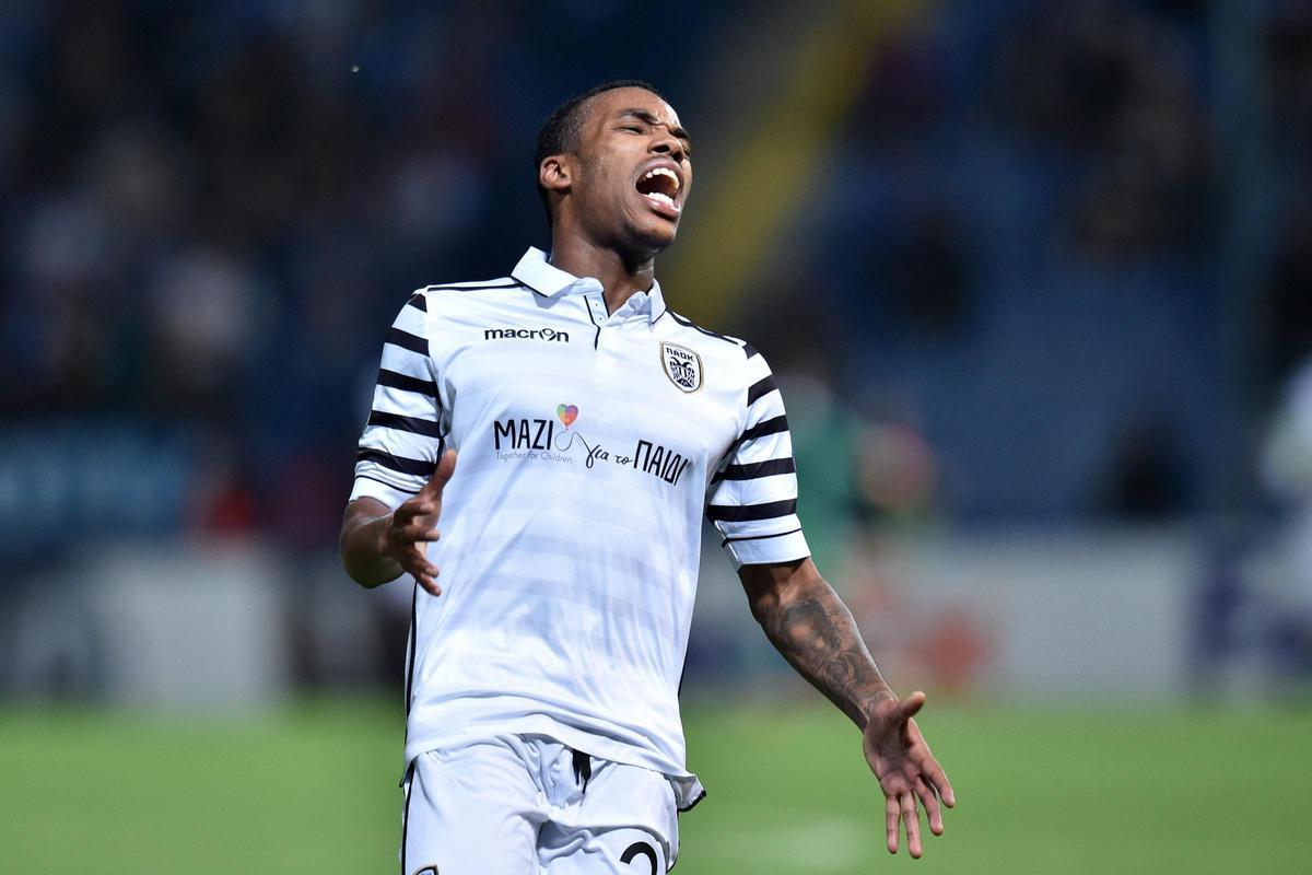 Garry Rodrigues se lamenta durante un partido con el PAOK
