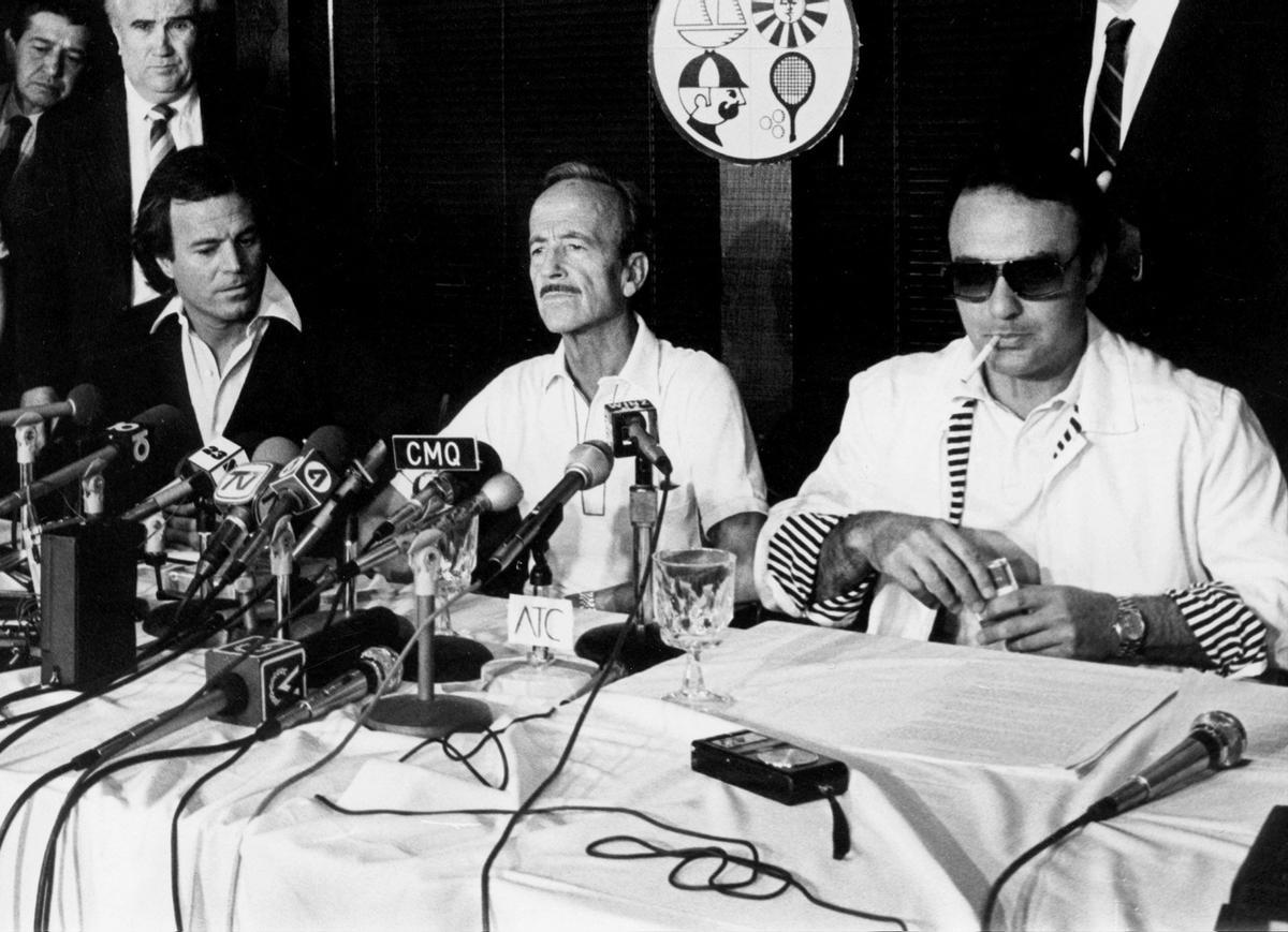 Rueda de prensa en Miami del doctor Iglesias Puga, flanqueado por sus hijos Carlos y Julio, para explicar los pormenores de su reciente secuestro a manos de ETA, en 1982.