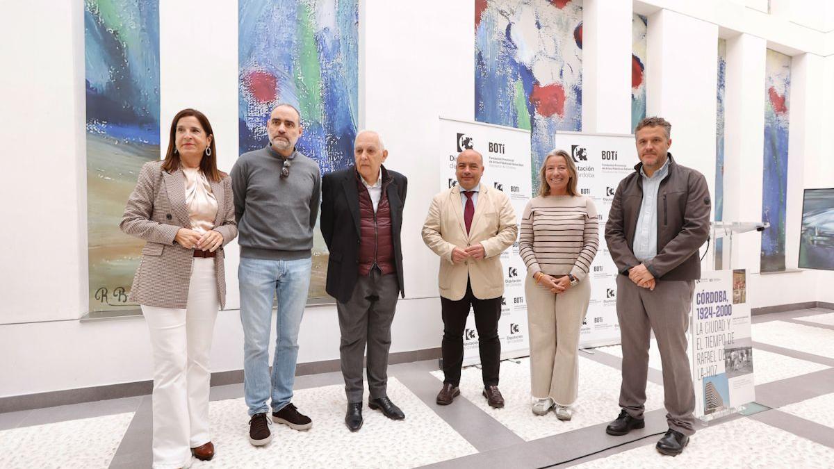 Autoridades en una exposición de la Fundación Botí.