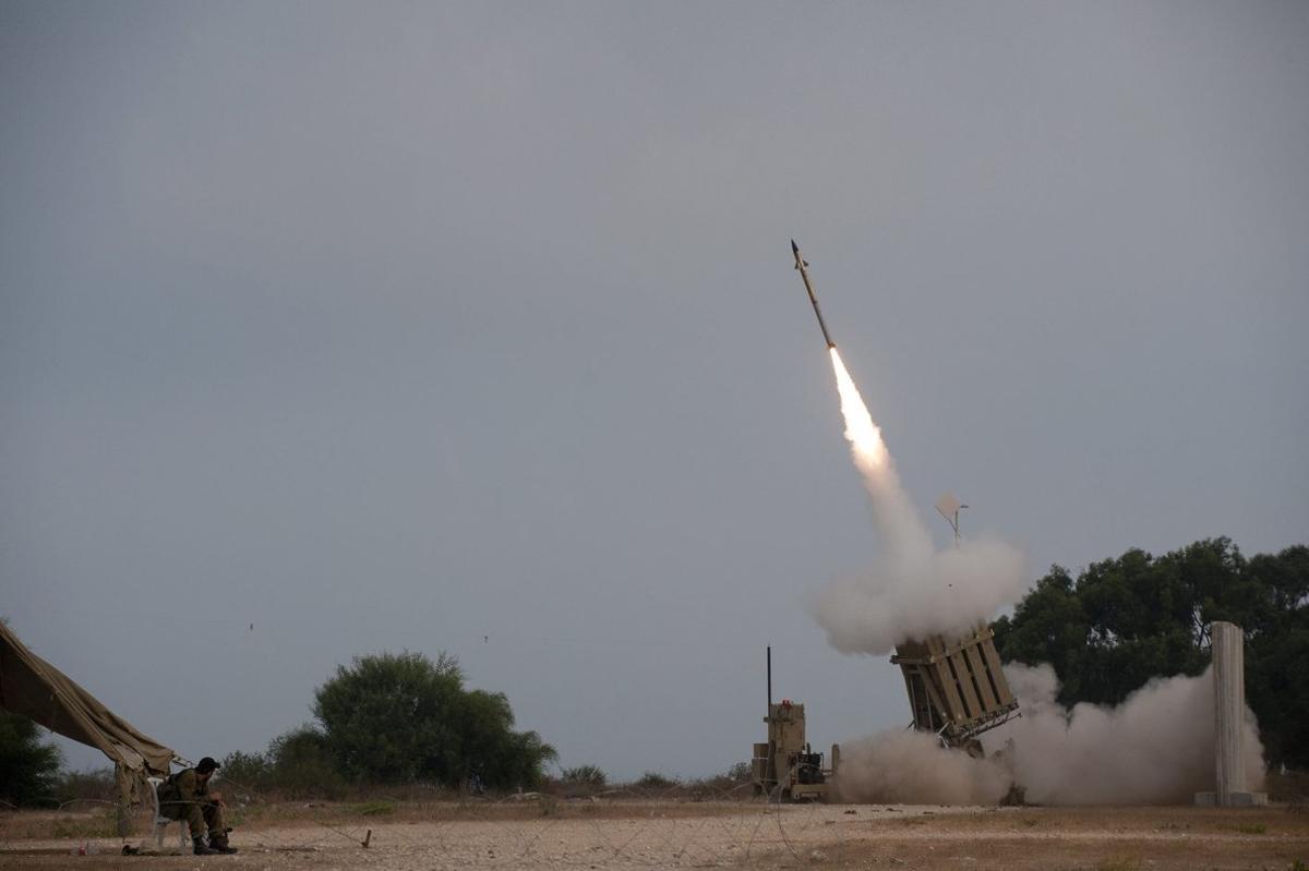 IS1 ASHKELON (ISRAEL) 21/8/2011 .- Un misil de la fuera aérea israelí Iron Dome sale de la base cerca de Ashkelon, al sur de Israel, hacia el misil Grad disparado por militantes palestinos en la Franja de Gaza, el 21 de agosto de 2011. El ejército israelí dijo que había interceptado tres misiles Grad disparados hacia Ashkelon. Un soldado de la unidad de Cúpula de Hierro se encuentra viendo la intersección de una tienda a la izquierda. EFE/AVI ROCCACH