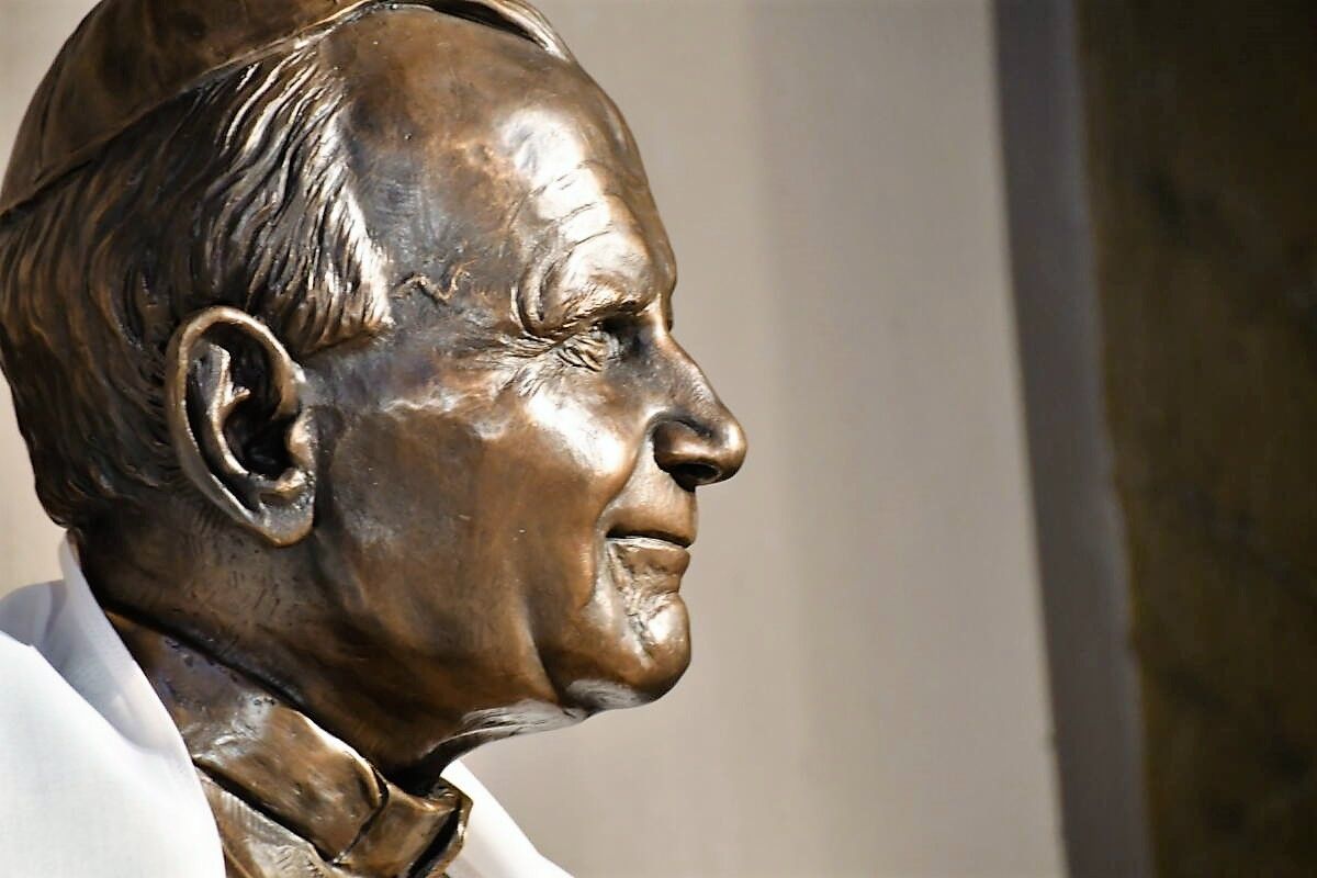 Donació d'un bust de Joan Pau II al monestir de Montserrat