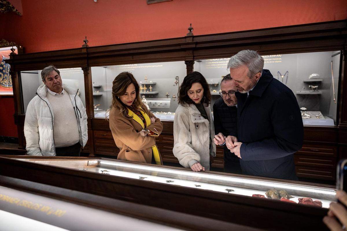 En imágenes | Primer gran acto del PP en Zaragoza para las elecciones del 8F y visita de Azcón y Ayuso a la Basílica del Pilar