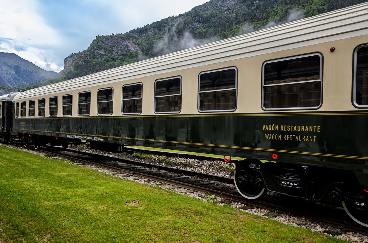 Los mismos vagones que en la Segunda Guerra Mundial transportaban wolframio, hoy acogen un restaurante con Estrella Michelin.
