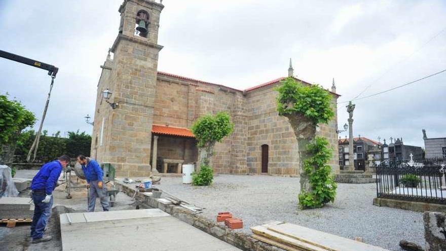 Obras de pavimentación en los accesos a la iglesia de Santa María de Caleiro. // Iñaki Abella