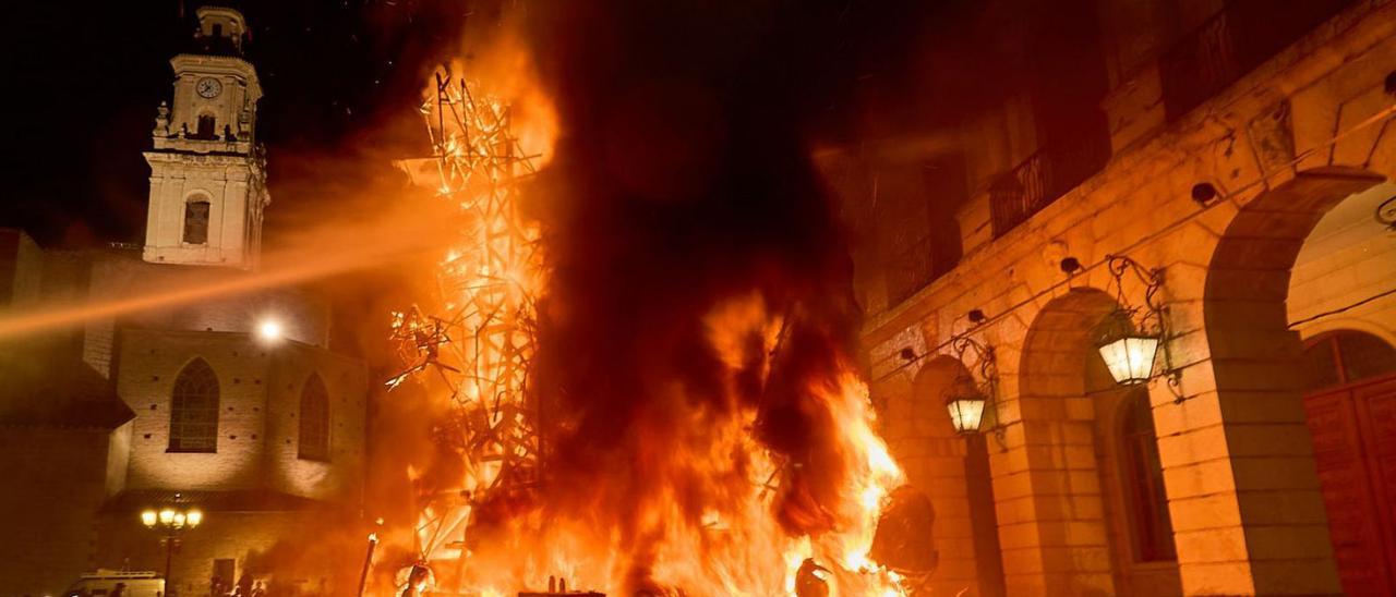 El monumento de la falla Mercat, entre llamas el pasado mes de septiembre. | NATXO FRANCÉS