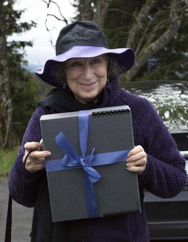 Margaret Atwood entregando su manuscrito