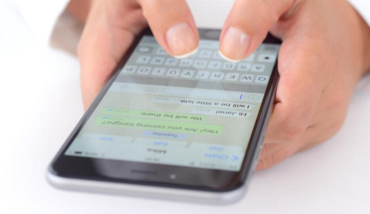 Una usuaria chatea a través de Whatsapp. Una usuaria chatea a través de Whatsapp.