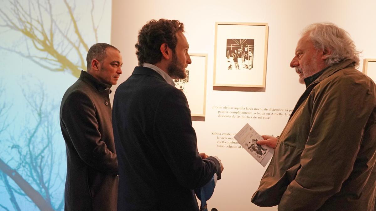 Julio Llamazares visita la exposición con Isaac Claver y Carlos Sampériz.