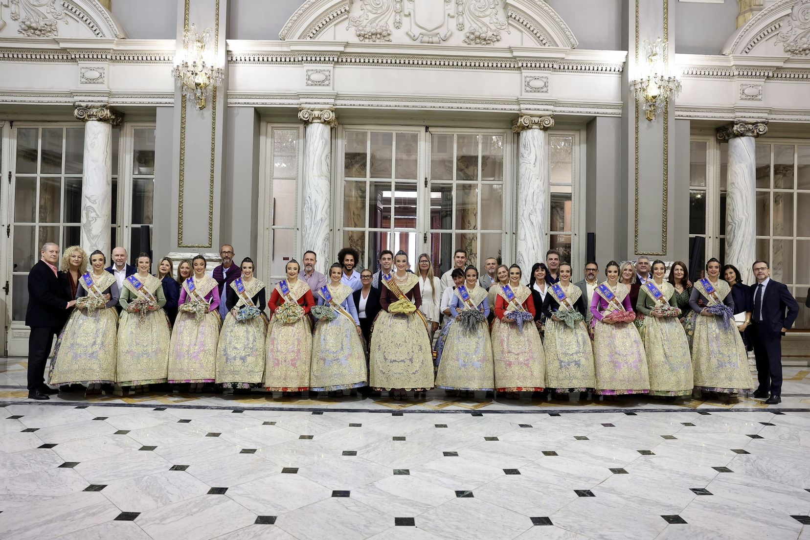 Balcón y "mocaorà" en la despedida de Berta Peiró y la corte 2025