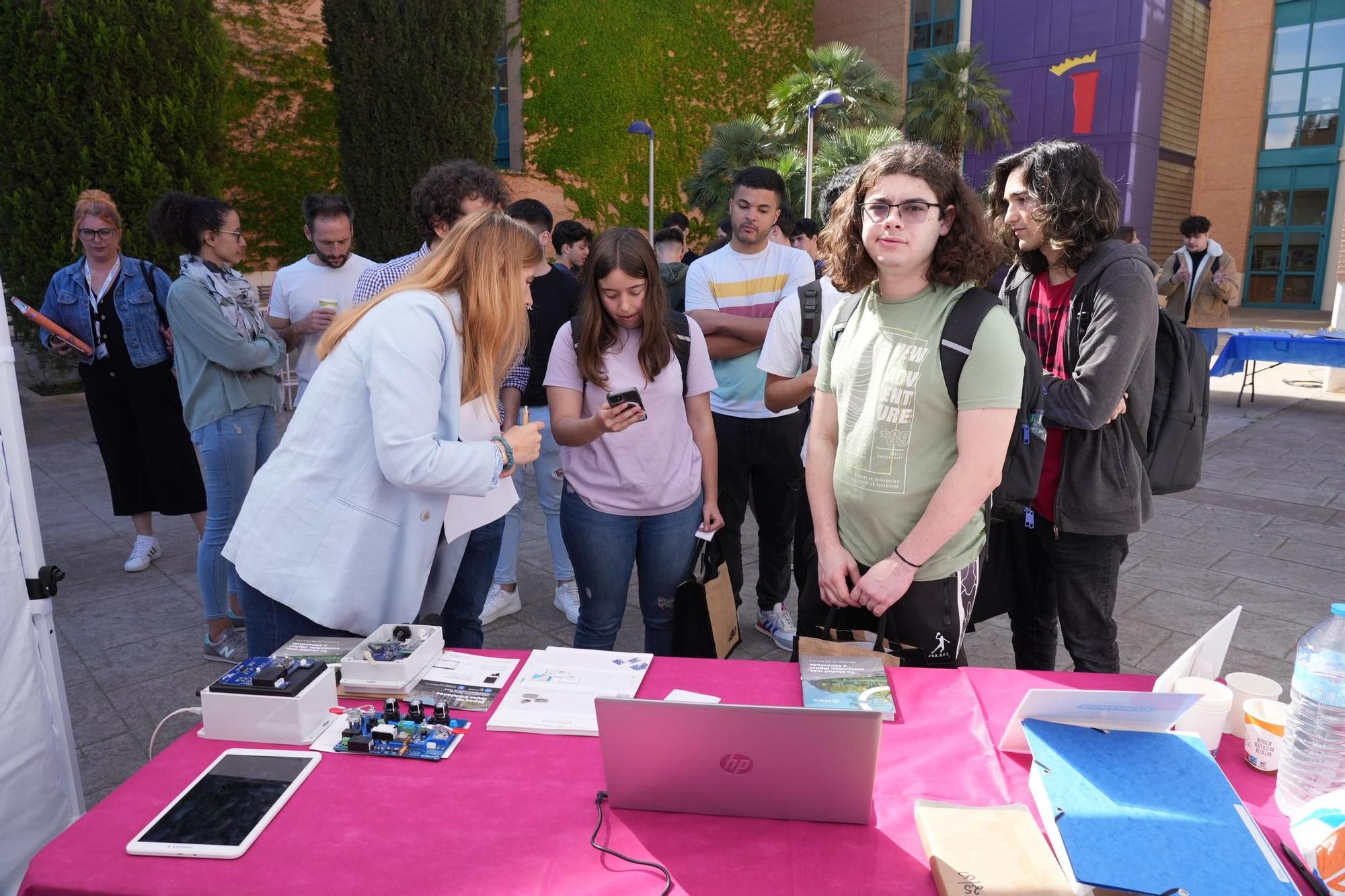 Más de mil universitarios aspiran a un empleo en la industria 5.0 de Castellón. Así ha sido la Feria de Empresas de la UJI.