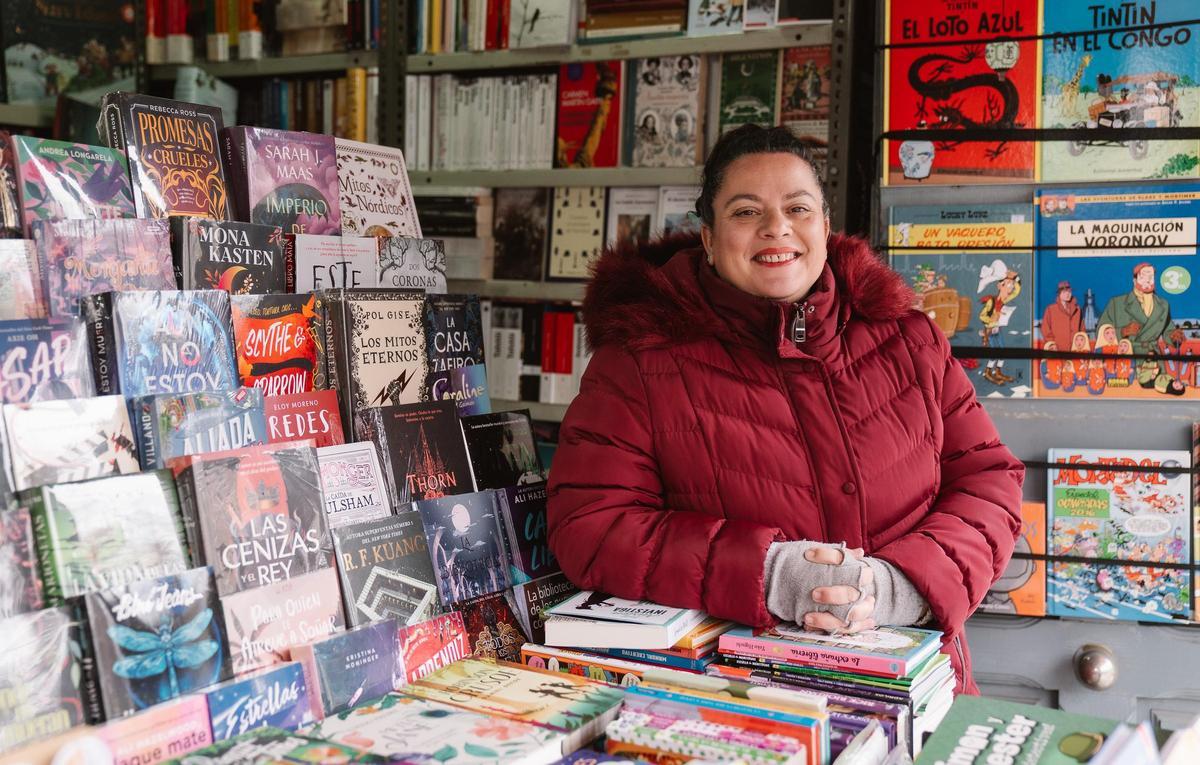 Carolina, en su caseta en la Cuesta de Moyano.