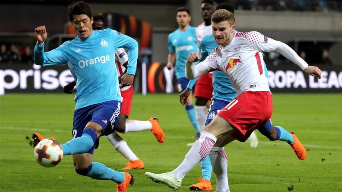 Marsella y Leipzig luchan por un balón en el partido de ida