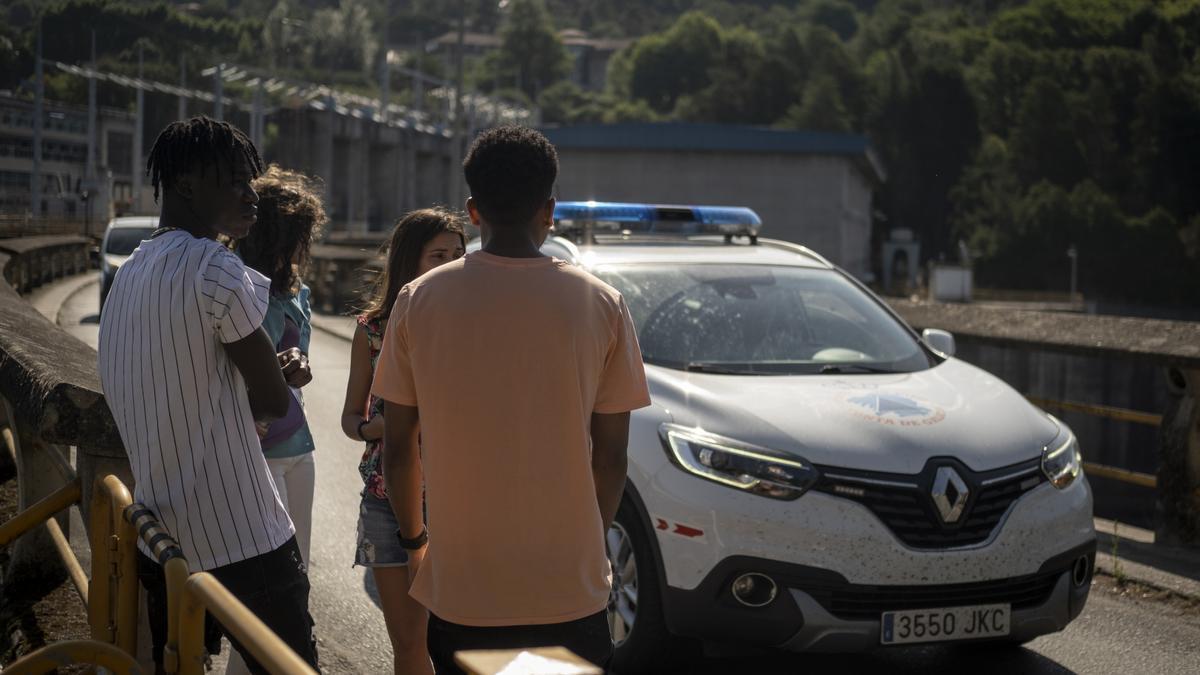 Amigos del fallecido siguieron el operativo de búsqueda.