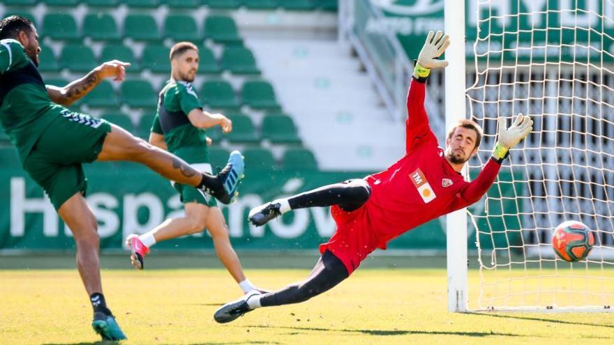 Jonathas en un remate a portería, durante el entrenamiento de este jueves