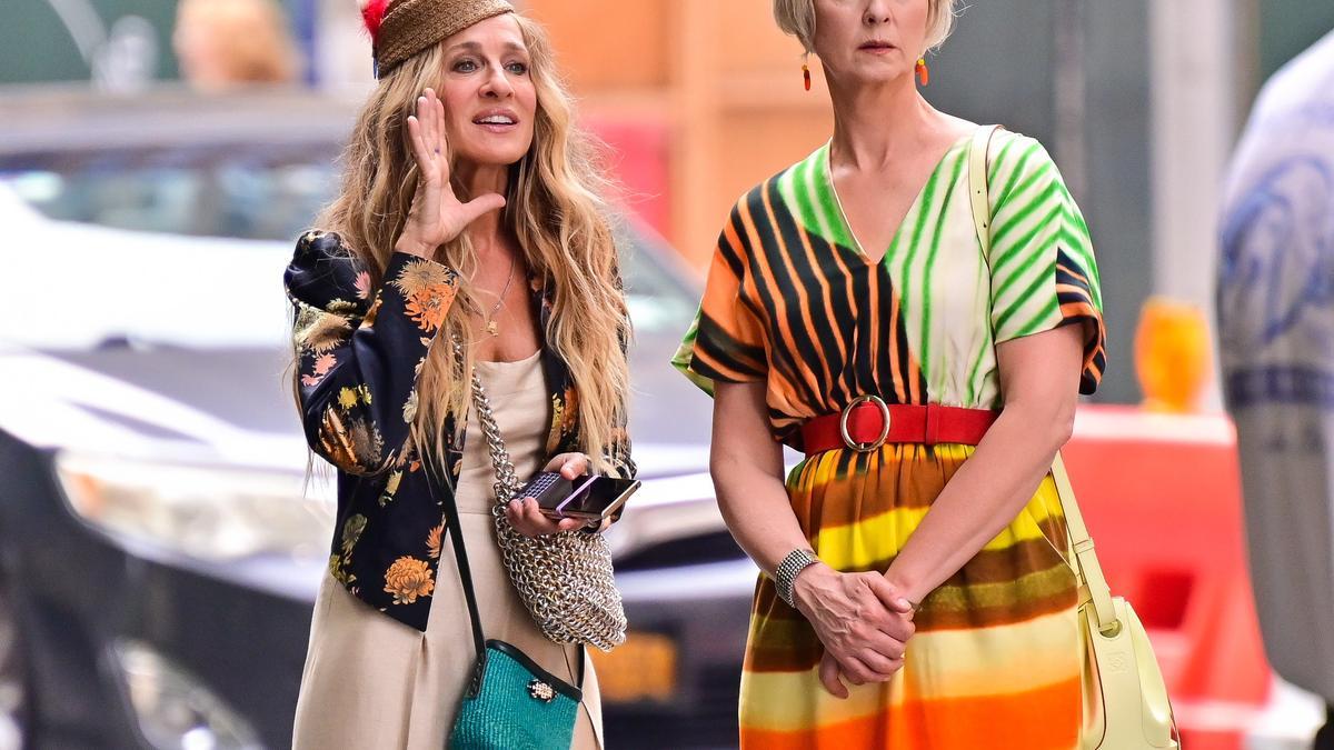 Carrie Bradshaw con dos bolsos en 'And Just Like That'