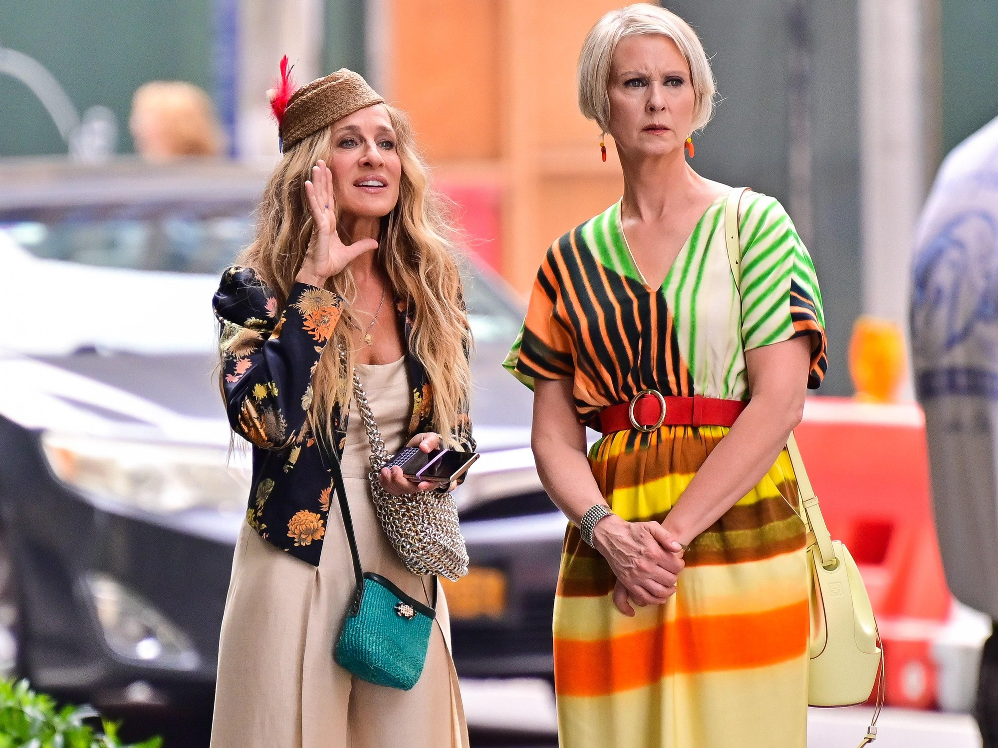 Carrie Bradshaw con dos bolsos en 'And Just Like That'