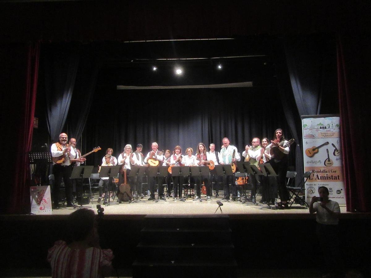 El Grup Folklòric d’Onil saluda al público.