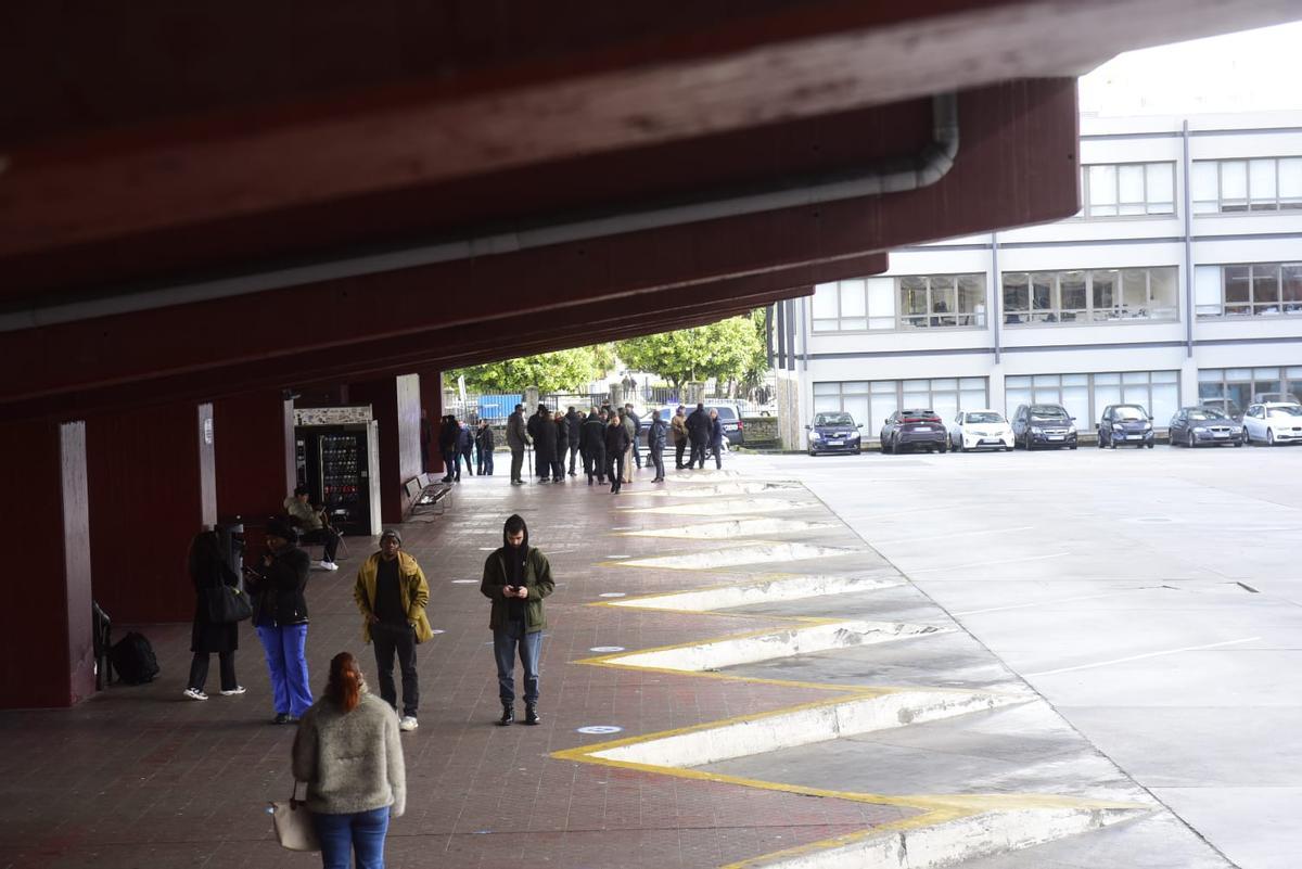Dársenas vacías en la estación de buses de A Coruña, en la mañana de este lunes.