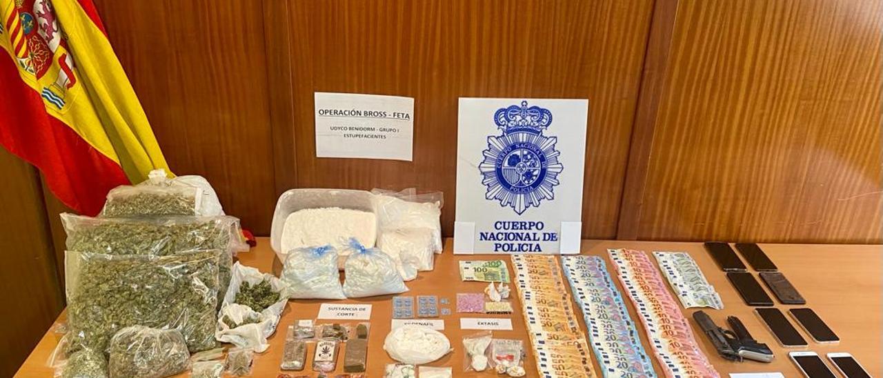 Drogas, dinero y otros efectos intervenidos por la Policía Nacional de Benidorm.