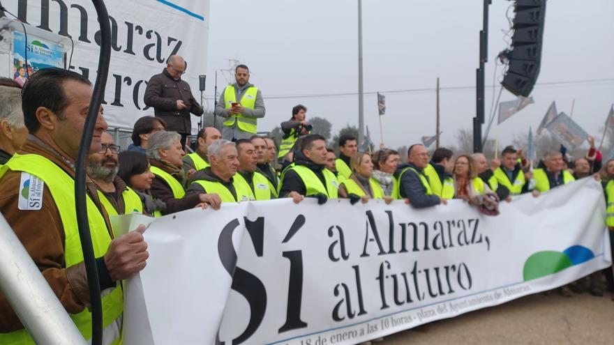 Miles de personas piden la continuidad de la central nuclear en Almaraz, Cáceres