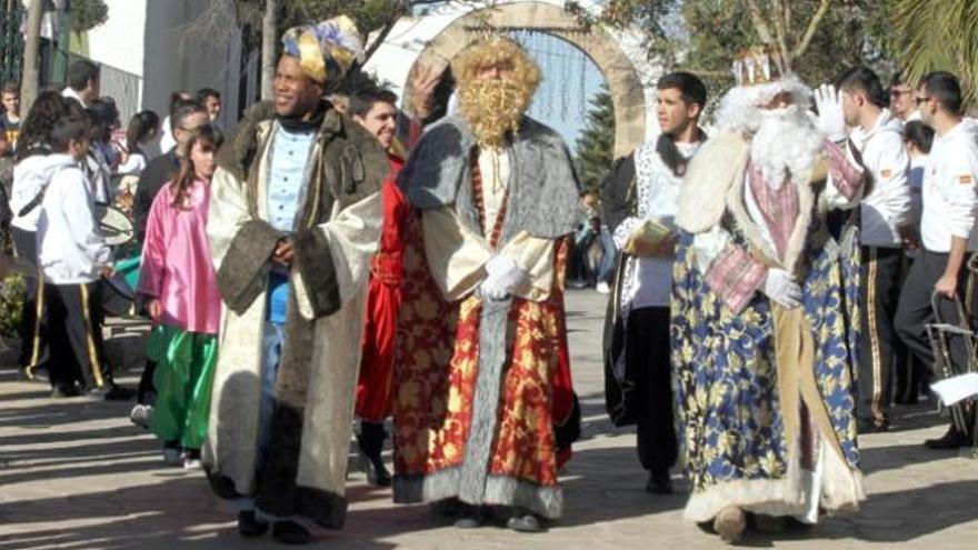 Baltasar, Gaspar y Melchor se dirigen a pie hacia la iglesia, saludando a los vecinos tras descender de sus carrozas.