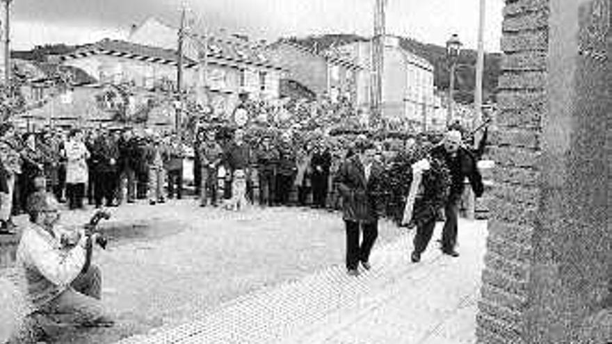 Bueu recuerda con una ofrenda floral a los fusilados de 1937