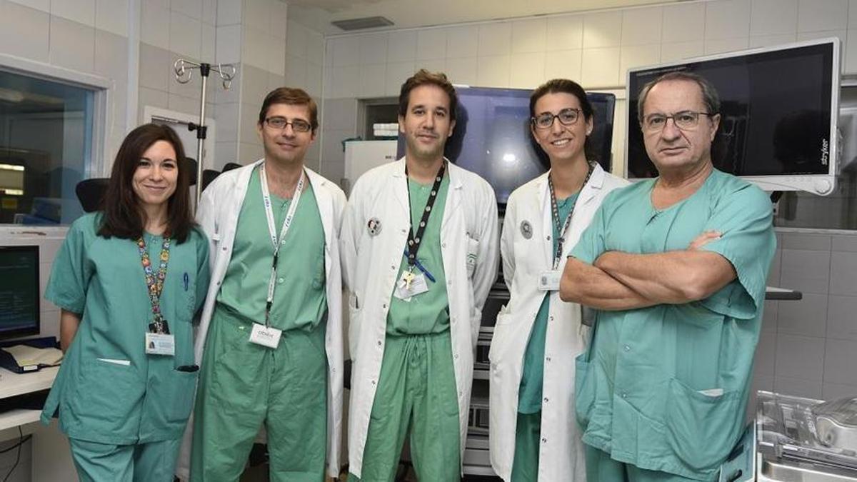 El doctor Sebastián Rufián, a la derecha, con varios compañeros del hospital Reina Sofía, en una foto de hace unos años.