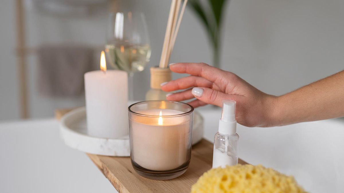 Poner una vela en el baño: la solución para que no aparezca cal en la mampara de la ducha