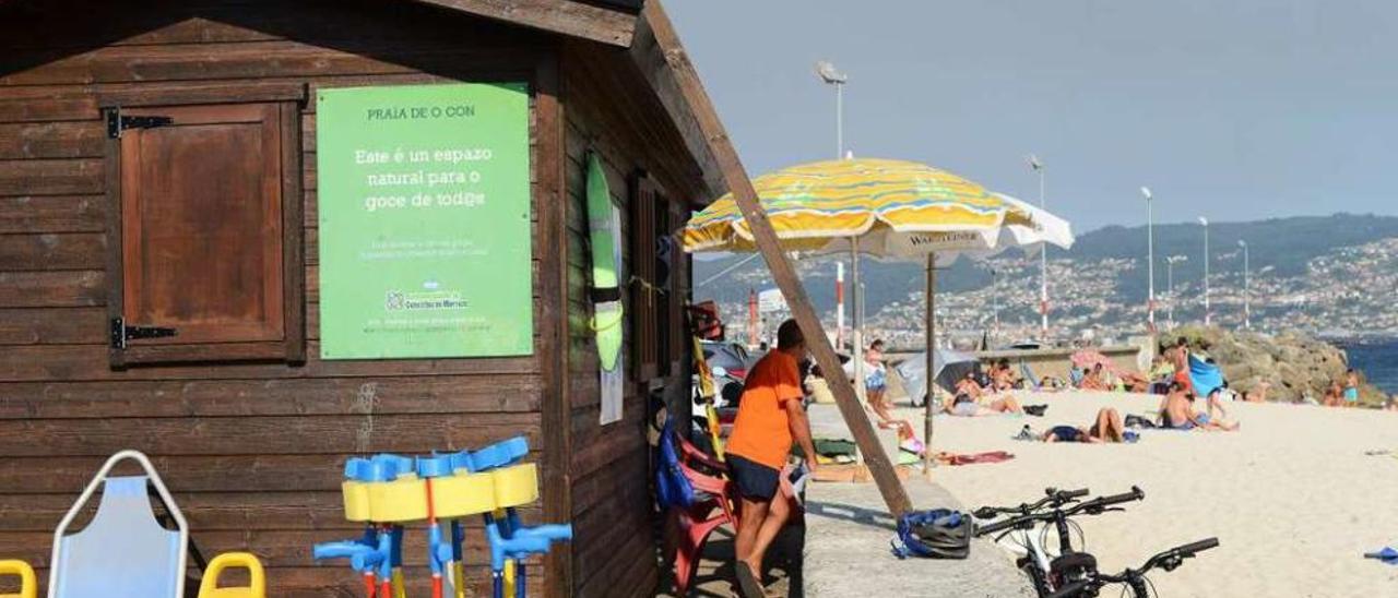 Socorristas de Moaña, ayer, vigilando la playa de O Con. // Gonzalo Núñez