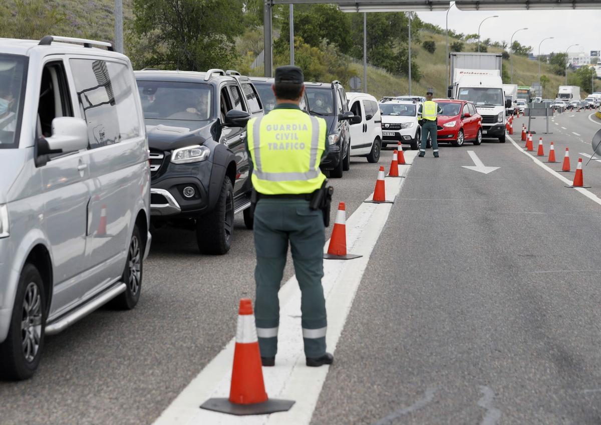 Control de la Guardia Civil de Trafico en la salida de Madrid, a la altura del Km 17 de la A-1, para identificar desplazamientos no justificados durante el fin de semana. EFE/J.J. Guillen