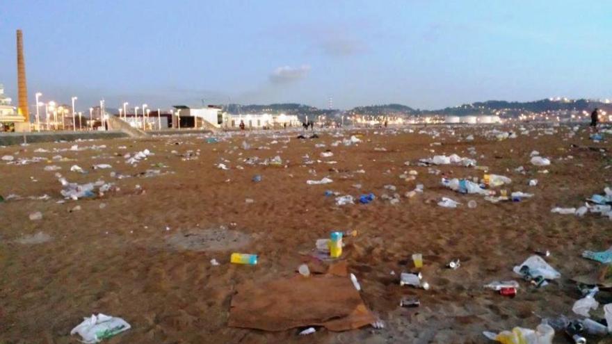 Residuos que quedaron de la noche festiva de San Xuan en Poniente, antes de la retirada que efectuaron los operarios de Emulsa.