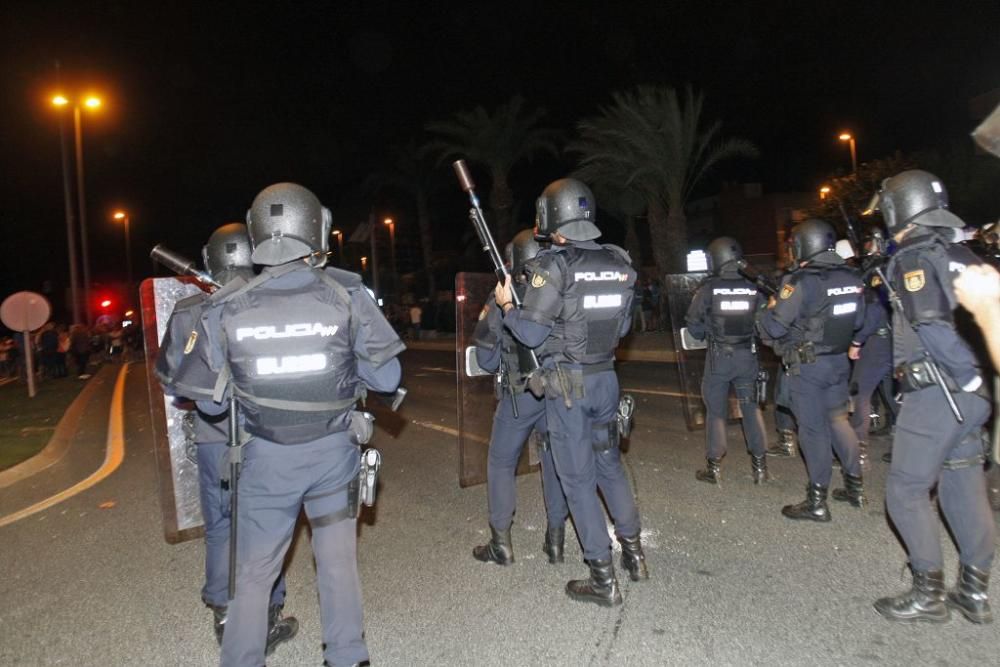 Los manifestantes protestan contra el AVE