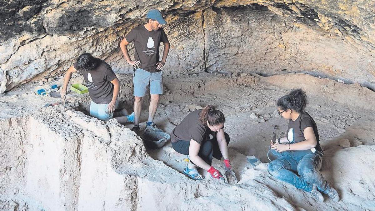 Investigadores y especialistas trabajan en la última campaña en el yacimiento de la Cueva Negra.