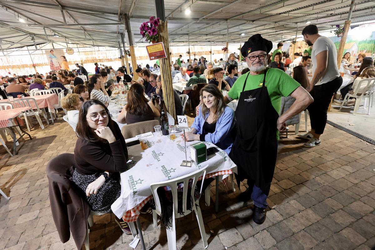 Un camarero junto a dos clientes de la Barraca.