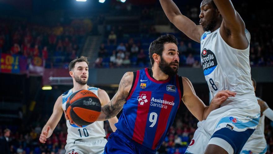 Ricky Rubio penetra ante Sakho en el Barça-Breogán. | ACB PHOTO